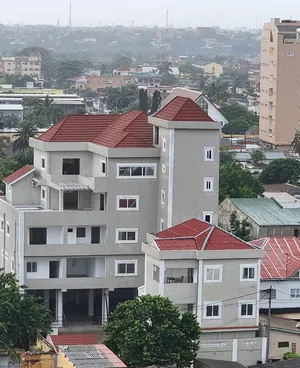 Villa R+4 de 34 pièces à vendre à Kodjoviakopé – 700 m² – Titre foncier – 1,5 milliard FCFA — photo 8