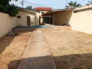 Villa 1 chambre en vente en bordure de goudron à Agoè 2 Lions – 35 millions FCFA