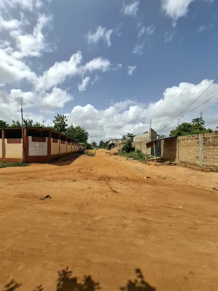 Terrain clôturé en angle de rue à vendre à Ségbé Klémé Kpodji – 21 000 000 FCFA