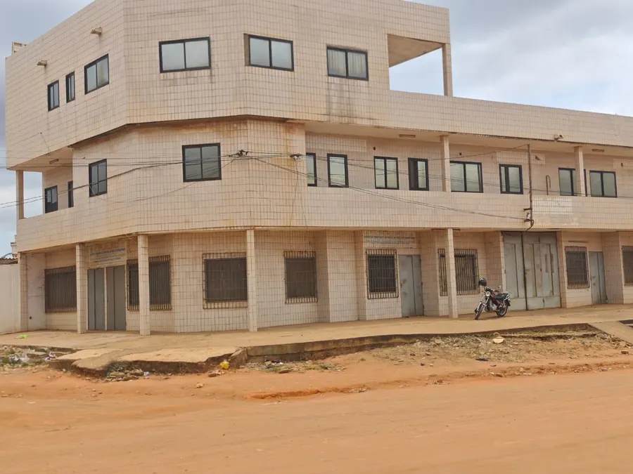 Immeuble triplex 242 m² en angle de rue à vendre en bordure de grande route à Adidogomé Franciscains – 95 millions FCFA