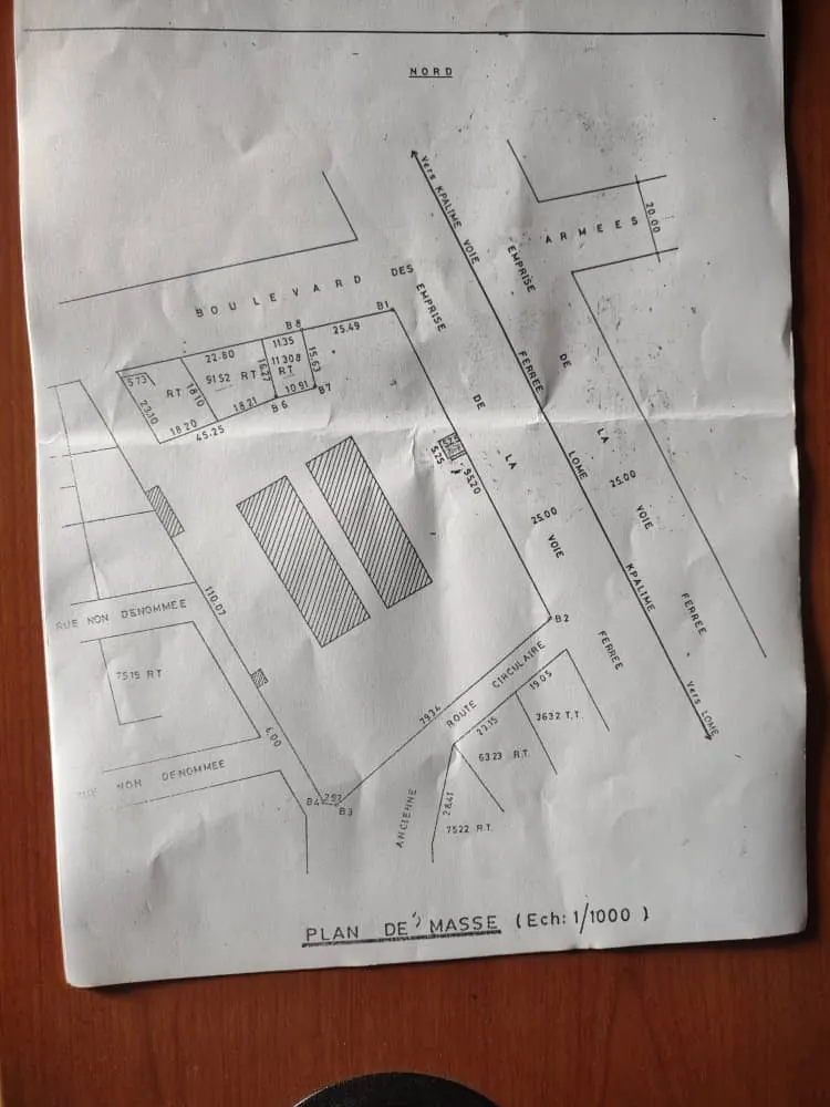 Terrain de 14 lots avec immeuble à vendre à Tokoin Gbadago, Lomé – 980 millions FCFA