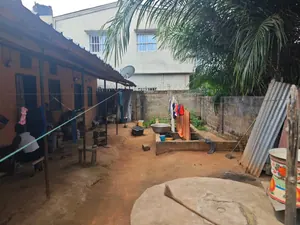 Vente d'un immeuble à Totsi, 300 m², proche des pavés – 90 000 000 FCFA — photo 3