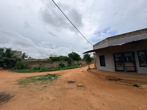 Terrain demi-lot rectangulaire en vente à Légbassito derrière les sœurs – 14 millions FCFA