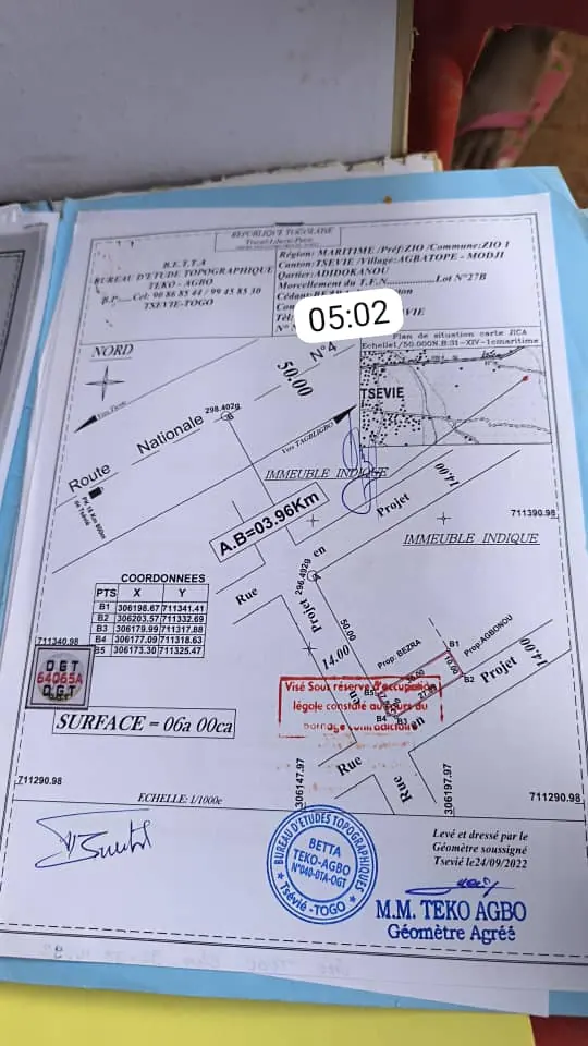 Terrain demi-lot à vendre sur angle de rue à Tsévié Agbatopé Modji – 3 millions FCFA