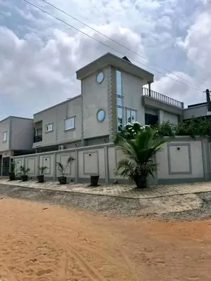 Villa 4 chambres sur 1500 m² en vente à Agbalepedo – 210 millions FCFA