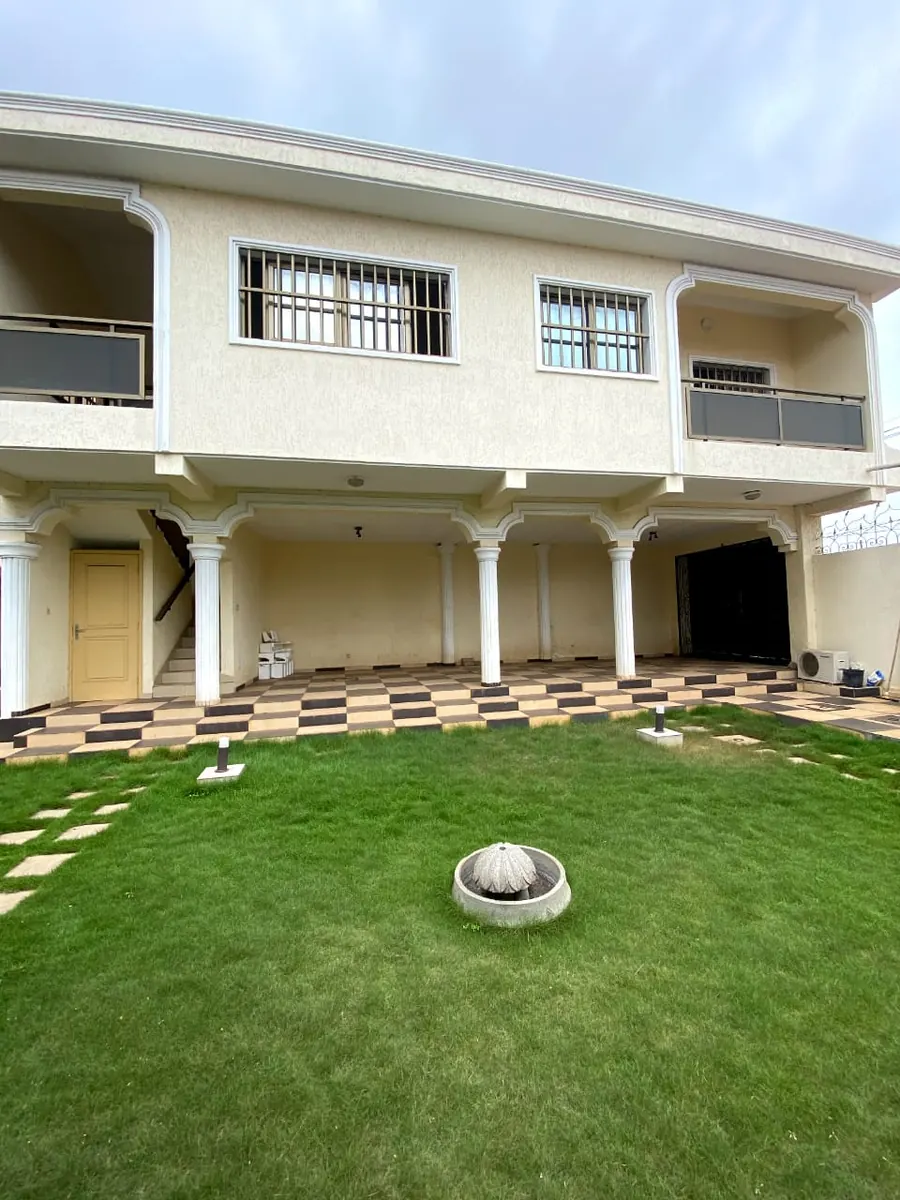 Location d'une villa duplex à N'Kafou, 5 chambres, avec jardin, climatisée – 650 000 FCFA/mois