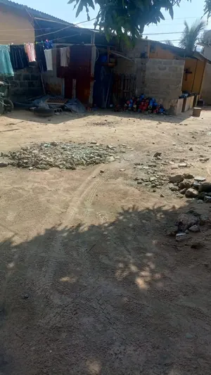 Maison 2 pièces + boutique en vente à Totsi – 17 millions FCFA — photo 2