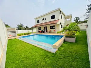 Villa meublée 4 chambres avec piscine et jardin à louer à Zanguéra – 1 200 000 FCFA/mois