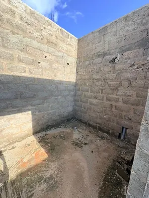 Villa inachevée 3 chambres sur demi-lot à Aképé, à 150 m du goudron – 15 millions FCFA