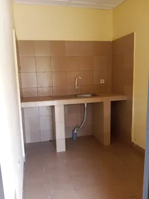 Location d'une maison à Sanguéra, chambre salon avec cuisine interne, terrasse, garage – 40 000 FCFA/mois — photo 4