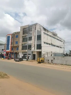 Immeuble R+3 en location en bordure de goudron à Agoè 2 Lions – 1 200 000 FCFA/mois