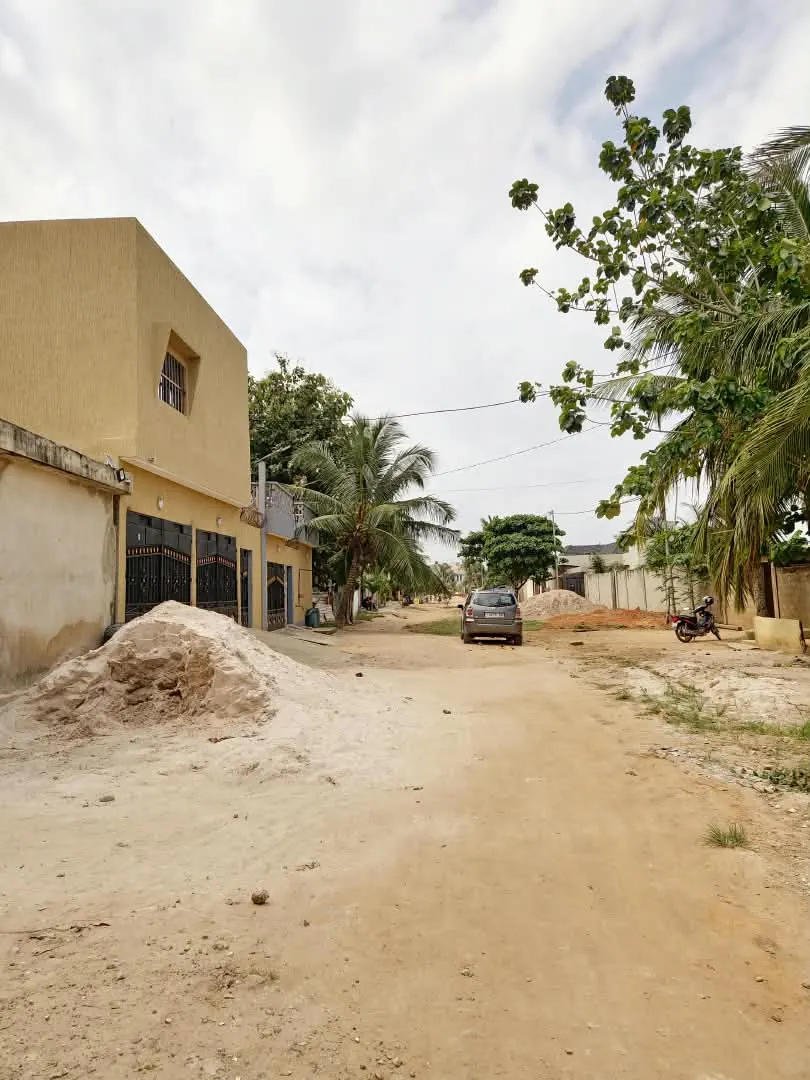 Terrain 824 m² en vente à Assigamé, angle de rue – 750 millions FCFA