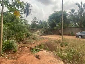 Villa 3 chambres inachevée sur demi-lot à vendre à Yokoè – 14 millions FCFA — photo 3