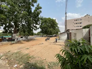 Maison avec studios et boutique en vente au bord du goudron à Tokoin Cassablanca – 120 millions FCFA — photo 4