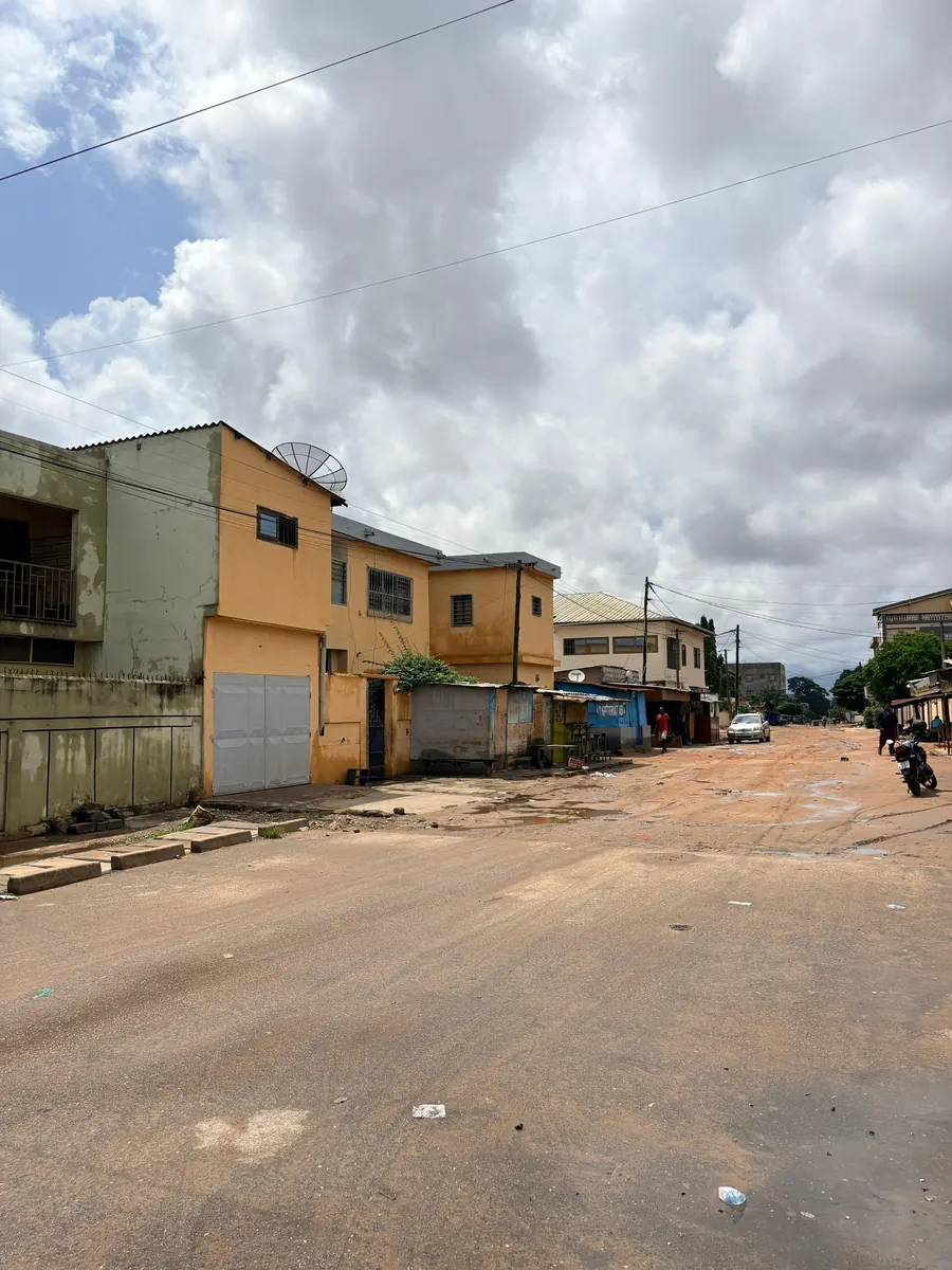 Terrain 549 m² clôturé avec chambre salon en vente à Nukafu – 110 millions FCFA