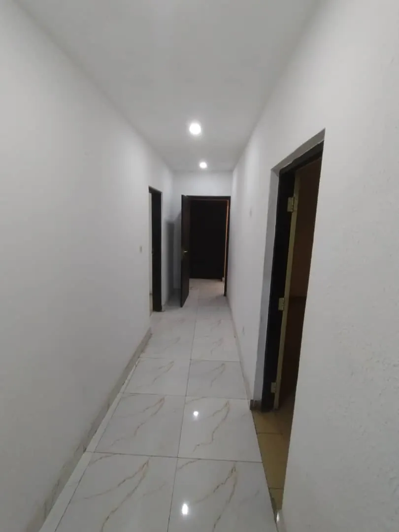 Villa duplex 5 chambres non meublée à louer à Tokoin Nukafu – 500 000 FCFA