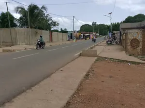 Villa 3 chambres en vente en angle de rue au bord du goudron à Kpalimé – 45 millions FCFA