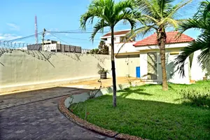 Villa 14 pièces en angle de rue en bordure du goudron à Kpogan – 900 m² – 200 millions FCFA — photo 5