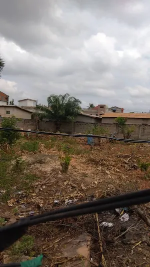 Vente de terrain à Noépé, 2 lots et demi (1330 m²), face goudron, ouvert sur 2 voies – 30 millions FCFA à débattre — photo 2