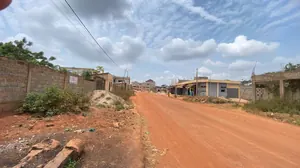 Terrain demi-lot 300 m² à vendre à Adidogomé Segbé Akato – 10 millions FCFA — photo 2