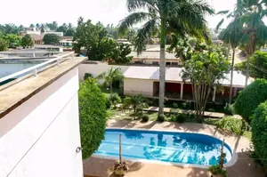 Villa duplex 12 pièces à vendre à Totsi sur 3 lots – 350 millions FCFA