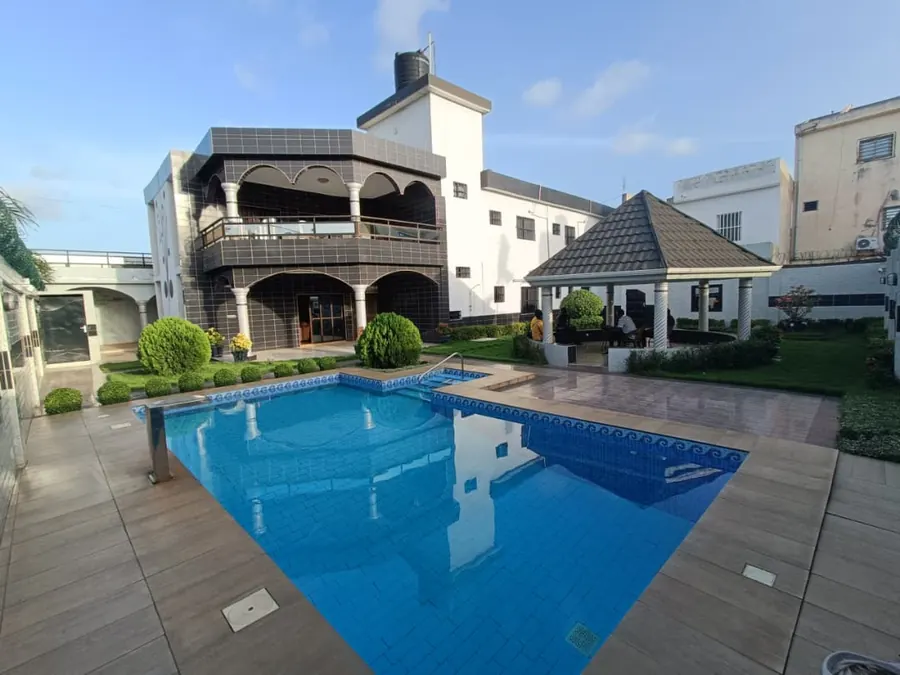 Villa duplex meublée 5 chambres à louer à Avénou Kouvahey, proche du goudron – 1 500 000 FCFA