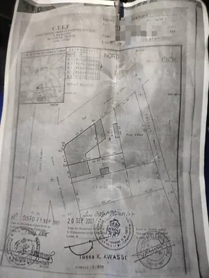 Terrain en vente en angle de rue au Grand Marché de Lomé – 900 millions FCFA