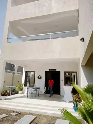 Villa 6 pièces à vendre à La Caisse ADN sur 590 m² avec piscine et jardin – 400 millions FCFA
