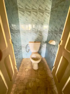 Vente d'une maison à Zanguera Dangbéssito, demi-lot 300 m², 3 appartements de 2 pièces, proche du goudron – 27 millions FCFA — photo 5