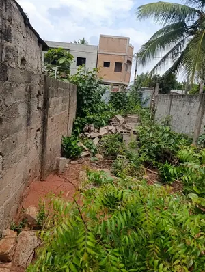 Vente d'un terrain à Agoè Sogbossito, demi-lot (379 m²), construction inachevée, proche du goudron – 17 millions FCFA — photo 5