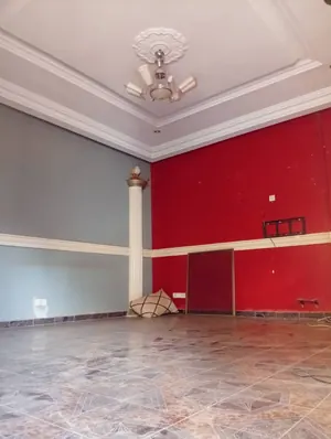 Vente ou bail d'un immeuble à Assigamé, R+1 sur 600 m², angle de rue, 11 boutiques/magasins et 2 appartements – à partir de 1,7 milliards FCFA ou 2,5 millions FCFA/mois — photo 2