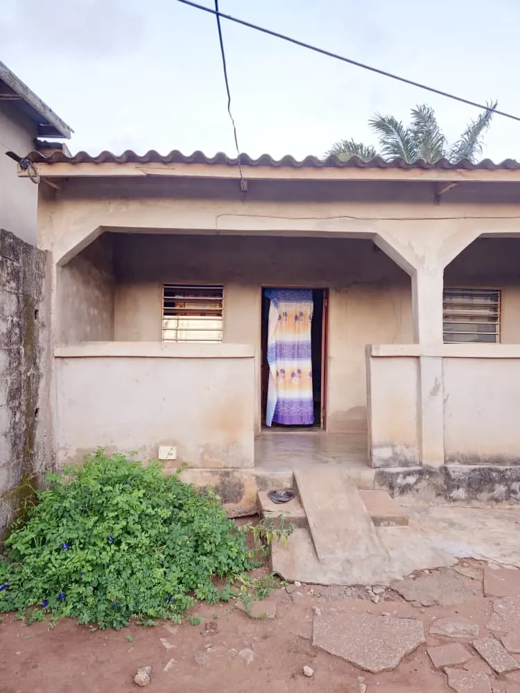 Vente d'une villa à Legbassito Assiko, 4 chambres + dépendance, demi-lot 300 m², à 1 km du goudron – 22 millions FCFA (dernier prix)