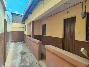 Maison en vente sur 1/4 de lot à Agoè Koffi Panou, proche du goudron – 22 millions FCFA