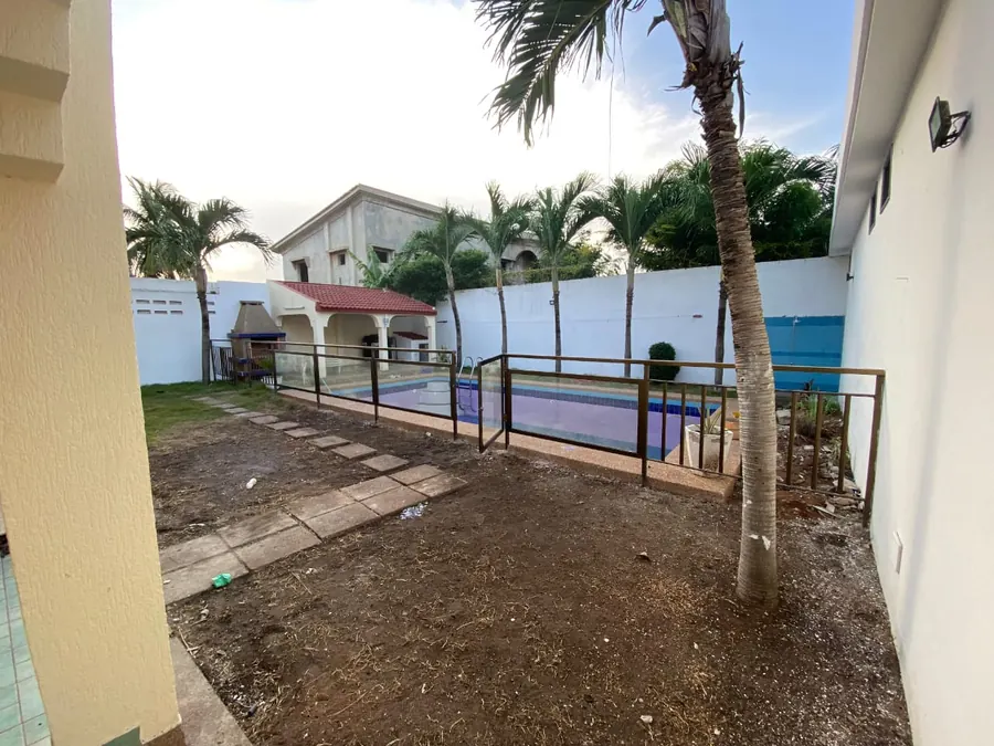 Villa duplex 4 chambres avec piscine et jardin en location à Cité Millenium – 1 500 000 FCFA