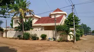 Villa R+1 4 pièces en angle de rue à vendre à Hedzranawoé, Lomé – 90 millions FCFA