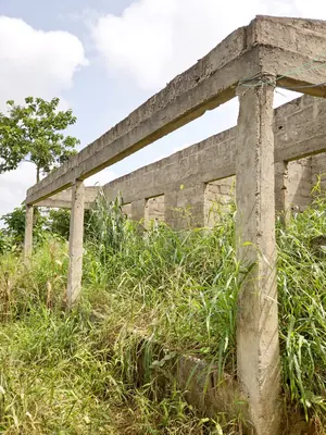 Villa 2 chambres nouvelle construction avec 3 boutiques en vente à Zanguera – 20 millions FCFA — photo 3