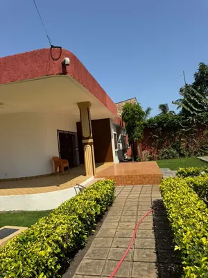 Location d'une villa à Tokoin Tako, 3 chambres + dépendance, avec piscine et jardin, à 50 m du goudron – 1 000 000 FCFA/mois — photo 12