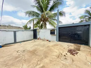 Vente d'une maison à Zanguera Dangbéssito, demi-lot 300 m², 3 appartements de 2 pièces, proche du goudron – 27 millions FCFA