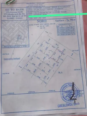 Vente d'un terrain à Amadahomé Foyer des Jeunes, 1 lot en angle de rue avec construction inachevée – 28 millions FCFA à débattre