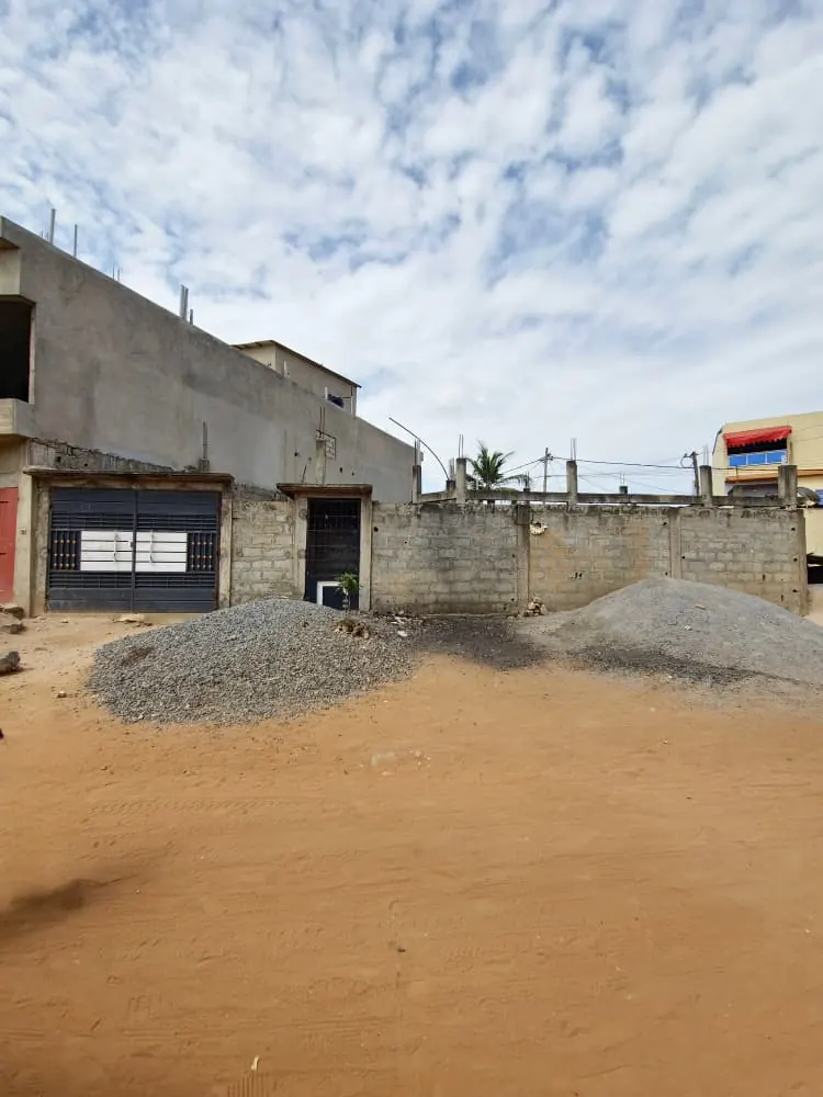 Vente d'une villa inachevée à Légbassito Marina, 3 chambres, 172 m², angle de rue, proche du goudron – 18 millions FCFA