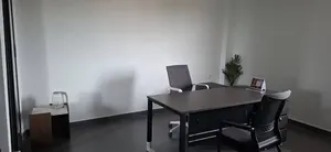 Bureau 4 pièces à louer au bord du goudron à Ave-Maria – 600 000 FCFA