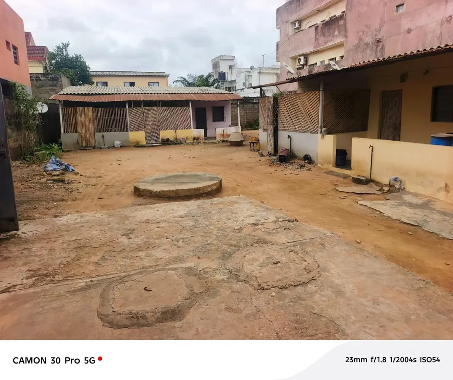 Immeuble hôtelier R+2 en vente en angle de rue à Agoè Assiyéyé – 200 millions FCFA