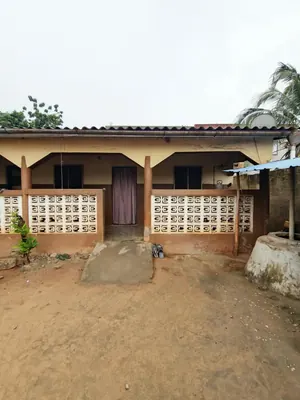 Maison à vendre en urgence à Agoè Légbassito, proche du lycée – à partir de 14 millions FCFA — photo 1