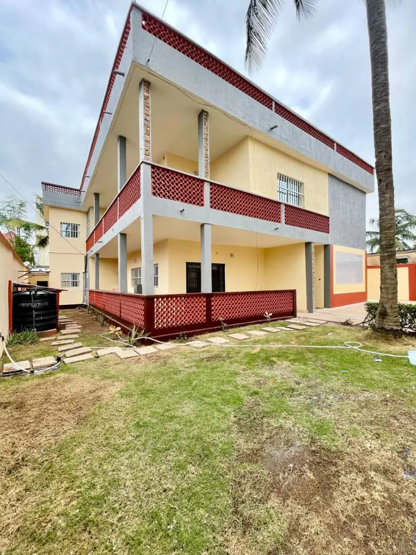 Villa duplex 8 chambres 700 m² en vente à 50 m du goudron à Tokoin Kodjoviakopé – 150 millions FCFA