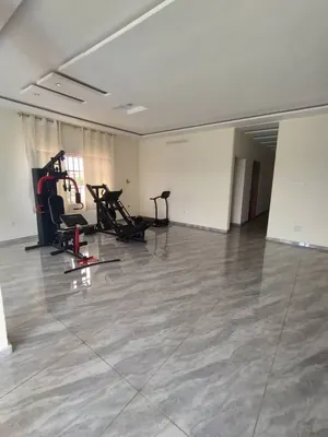 Villa triplex meublée 7 chambres à louer à Attiégou avec piscine et terrain de basketball – 1 700 000 FCFA/mois — photo 6