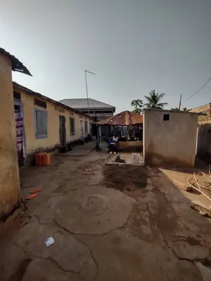 Terrain demi-lot avec maison 4 pièces et 2 boutiques en vente à Gblenkomé Gbodossimé face au marché – 27 millions FCFA — photo 2