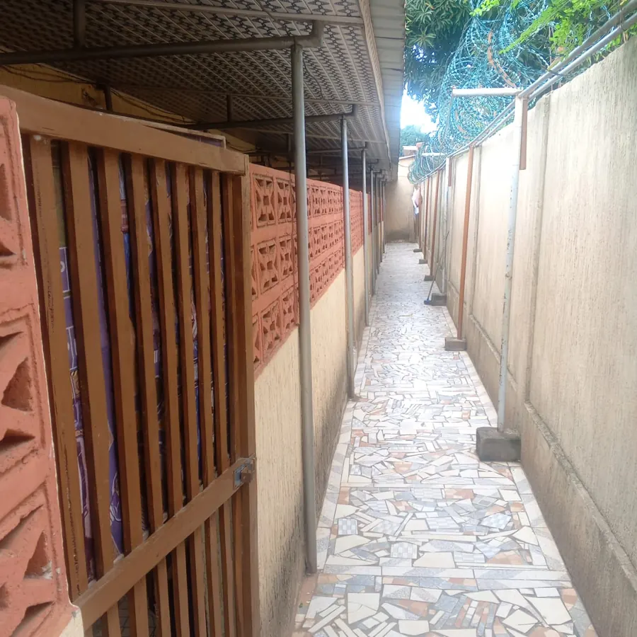 Vente d'une maison à Agoè Assiyéyé, 7 pièces, 300 m², à 150 m du goudron – 45 millions FCFA