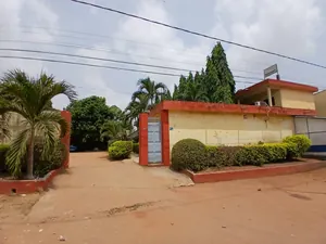 Hôtel opérationnel 4 lots en vente à Djidjolé – 500 millions FCFA — photo 2