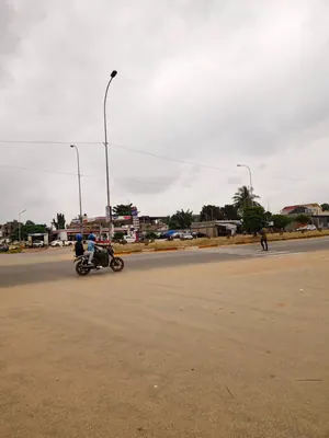 Terrain 814 m² en vente en bord de goudron à Agbalepedo, Lomé – 150 millions FCFA à débattre