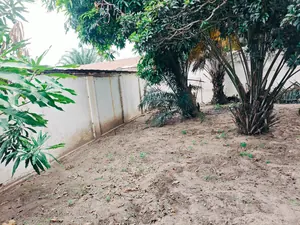 Terrain bâti 998 m² avec immeuble 3 pièces en vente à Super Taco, à 100m du goudron – 65 000 000 FCFA